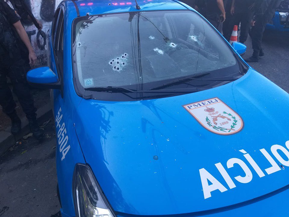 cariocanewss's tweet photo. viatura PM foi metralhada agora a pouco por bandidos em Quintino na Rua Goiás. Dois policiais foram atingidos, soldado Alcântara do 16°BPM com estilhaço na cabeça e Cabo dos Anjos do 23°BPM estilhaço na nuca, ambos com estado estável e foram socorridos ao Hospital Salgado Filho https://t.co/9ejscPamGV