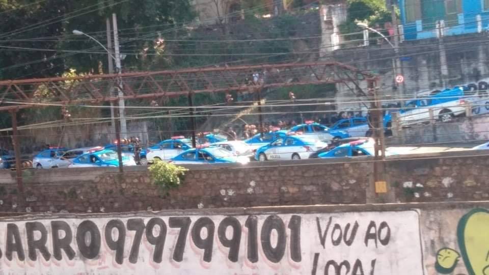 cariocanewss's tweet photo. viatura PM foi metralhada agora a pouco por bandidos em Quintino na Rua Goiás. Dois policiais foram atingidos, soldado Alcântara do 16°BPM com estilhaço na cabeça e Cabo dos Anjos do 23°BPM estilhaço na nuca, ambos com estado estável e foram socorridos ao Hospital Salgado Filho https://t.co/9ejscPamGV