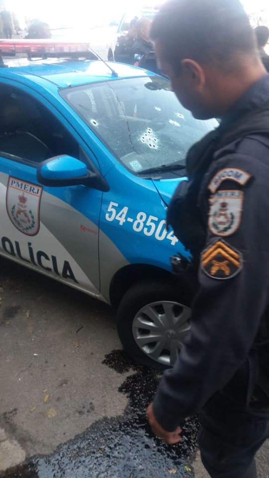 cariocanewss's tweet photo. viatura PM foi metralhada agora a pouco por bandidos em Quintino na Rua Goiás. Dois policiais foram atingidos, soldado Alcântara do 16°BPM com estilhaço na cabeça e Cabo dos Anjos do 23°BPM estilhaço na nuca, ambos com estado estável e foram socorridos ao Hospital Salgado Filho https://t.co/9ejscPamGV