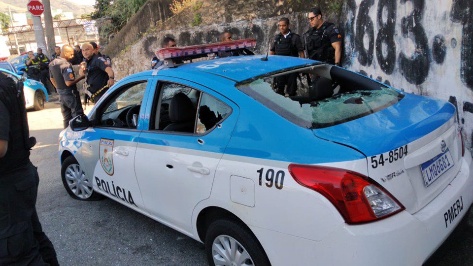cariocanewss's tweet photo. viatura PM foi metralhada agora a pouco por bandidos em Quintino na Rua Goiás. Dois policiais foram atingidos, soldado Alcântara do 16°BPM com estilhaço na cabeça e Cabo dos Anjos do 23°BPM estilhaço na nuca, ambos com estado estável e foram socorridos ao Hospital Salgado Filho https://t.co/9ejscPamGV