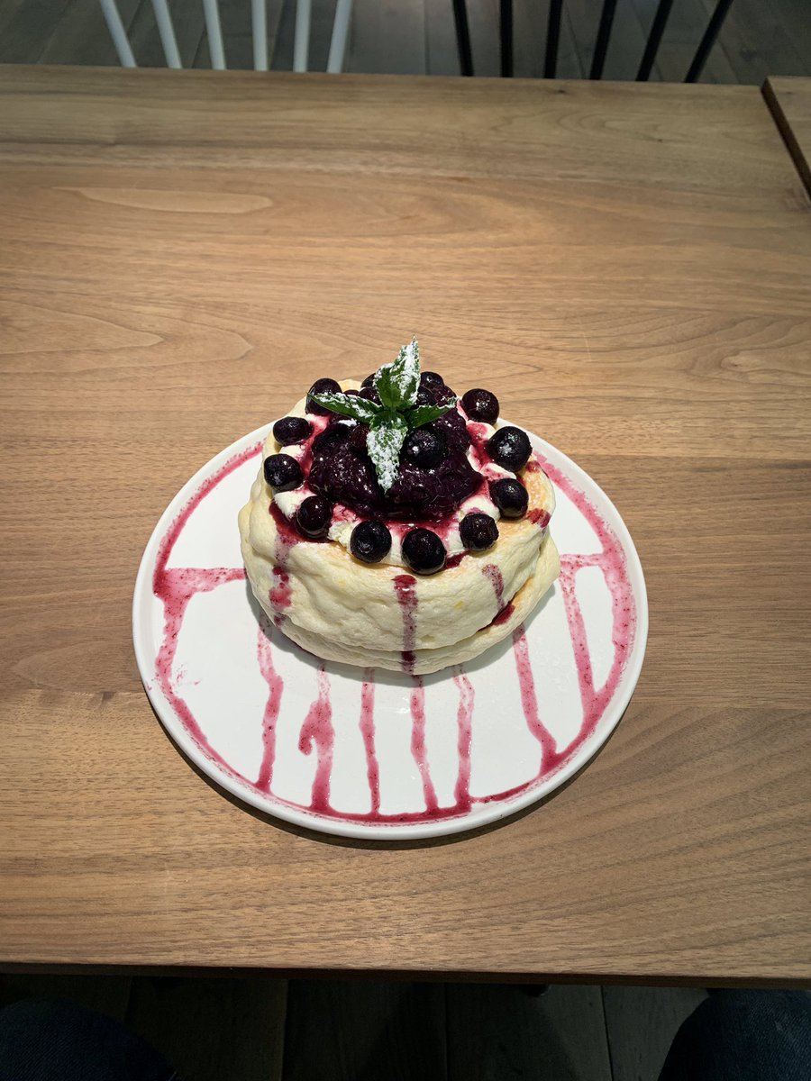 Eggg No Twitter 国分寺店の来月のパンケーキはブルーベリーパンケーキ このパンケーキはブルーベリーのジャムにバナナを入れてるのがポイントかな フローズンヨーグルト あえて冷凍のブルーベリーも使って夏にぴったりのパンケーキに仕上げました 一番苦労した