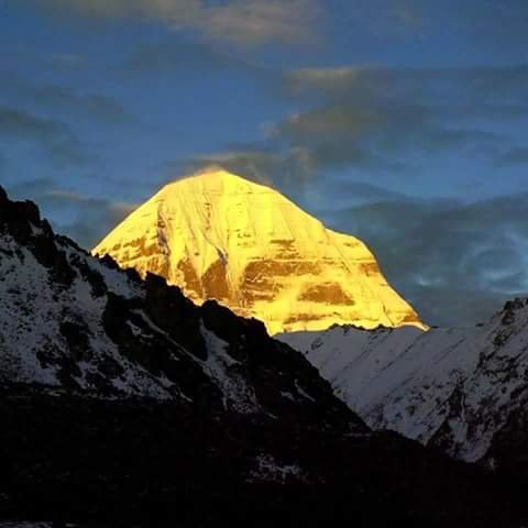 AbhishekArjun05's tweet image. Sunrise at Mount Kailash! #KailashManasarovar