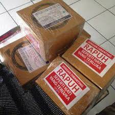 Autobot1998's tweet photo. Ini kenapa paketnya begini banget pak @PosIndonesia ? 
#POSinaja https://t.co/lFAXWNmutI