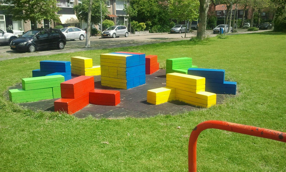 Dames Ouderkamer hebben vanmorgen in hete zon (!!!), samen met aantal kinderen,de speelblokken weer van een fris kleurtje voorzien. Hulde!!!