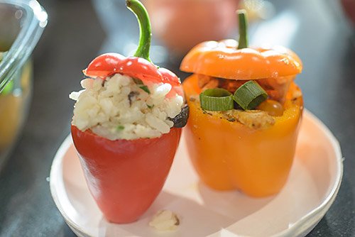 Gebr van Aarle organiseerde een interactieve kookworkshop, deze stond in het teken van combineren en inspireren. Zo werden er met de #Tinkerbell en #Tomberry vernieuwende amuse hapjes gemaakt. verspunt.nl/item/7682 
#kookworkshop #amuse #babybellpepper #tomato #pareltomaat