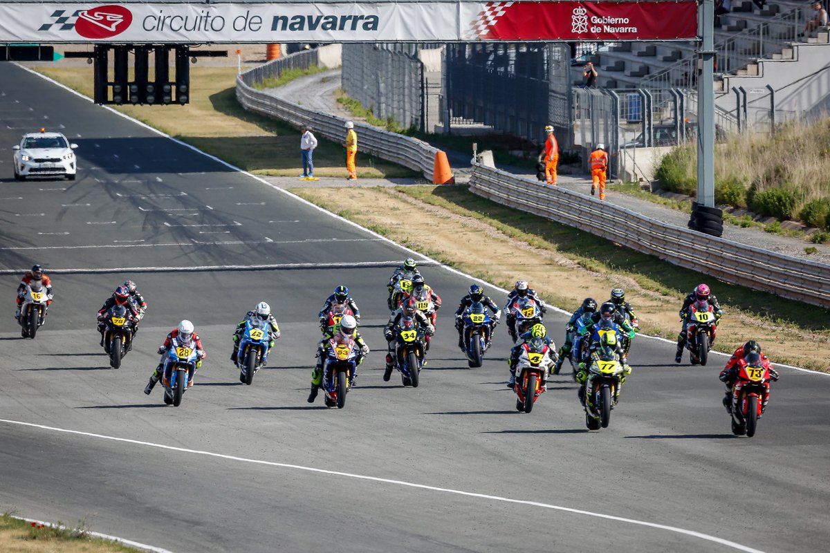 yamahar1cup's tweet photo. Andoitz Bonilla no da tregua y suma una nueva victoria en la Yamaha R1 Cup
Patxi Larrea consiguió la victoria en Master mientras que Julián Martínez subio al primer puesto en el podio de la categoría de Rookies.

https://t.co/0FNoQi8NYO 
#r1cup #yamaha https://t.co/vBXvnmlmxr