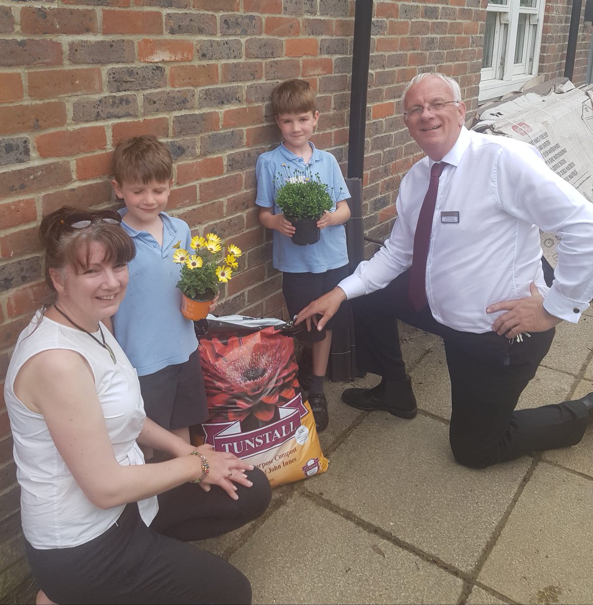 TatesGCs's tweet photo. Paul Smythe, Branch Manager at #OldBarnGardenCentre popped in to meet members of the gardening club at St Mary's C of E school in #Clymping this morning. He took with him some compost, bedding plants and shrubs for the children to get busy planting. #Sussex #DialPost #Horsham https://t.co/k8KtQLVwr9
