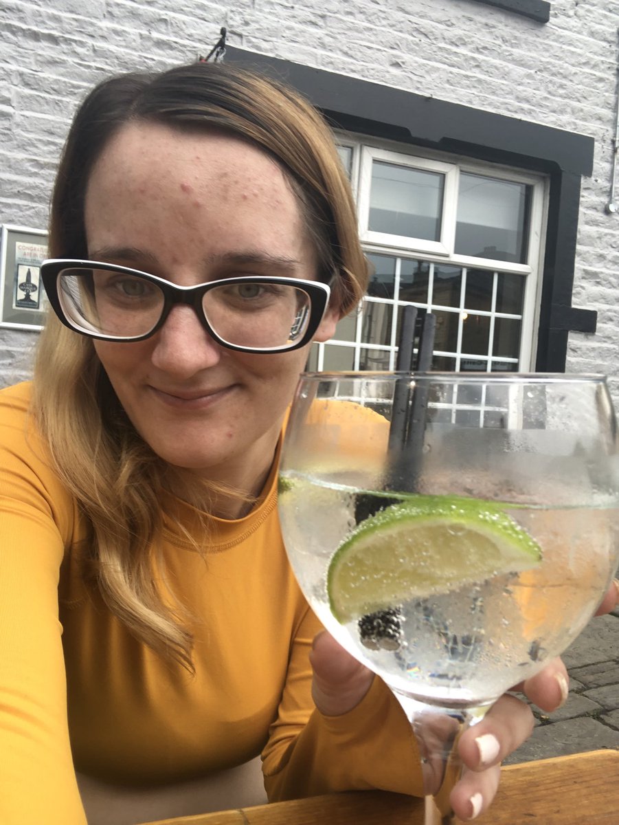 Bipolar_BPD's tweet photo. I asked for gin and look what I got , I’ve never seen gin in glasses like this , it’s bigger than my head 😂 https://t.co/kyO1ViFrxR