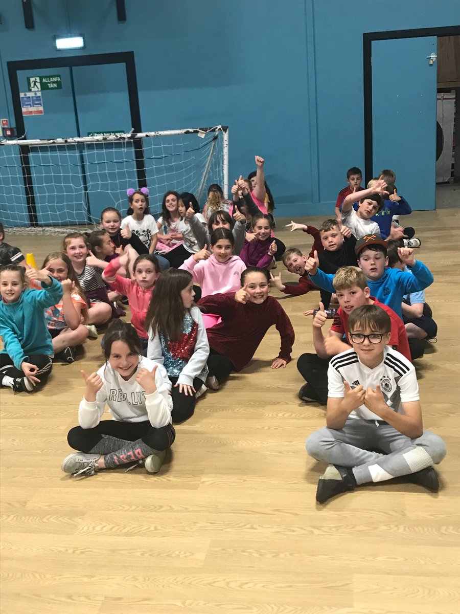 YsgolCornHir's tweet photo. Gemau yn y gampfa - pawb yn chwys domen! https://t.co/Y0lKELuaz9