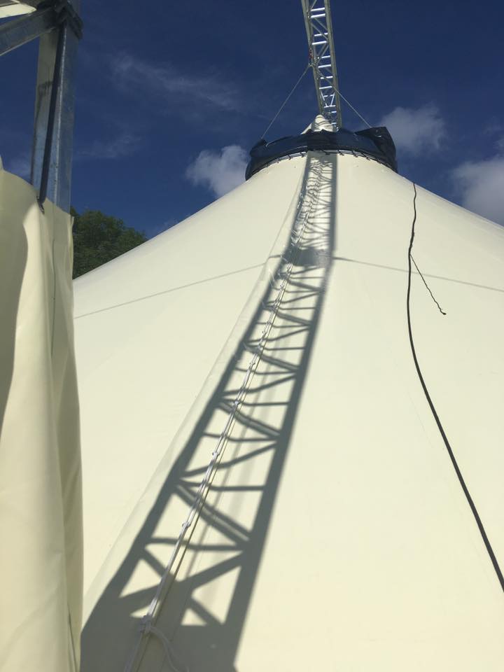 JeholSpectacles's tweet photo. Une belle aventure commence. Notre nouveau chapiteau est arrivé ! Merci à tous, vous êtes géniaux. Toute l'équipe s'est activée autour, dessus et dessous pour le monter. Prochain rendez-vous : #Davai lors du #Trait'stival, chez nous. Après : direction les routes du Monde ! Merci. https://t.co/oXRYiEwmLg