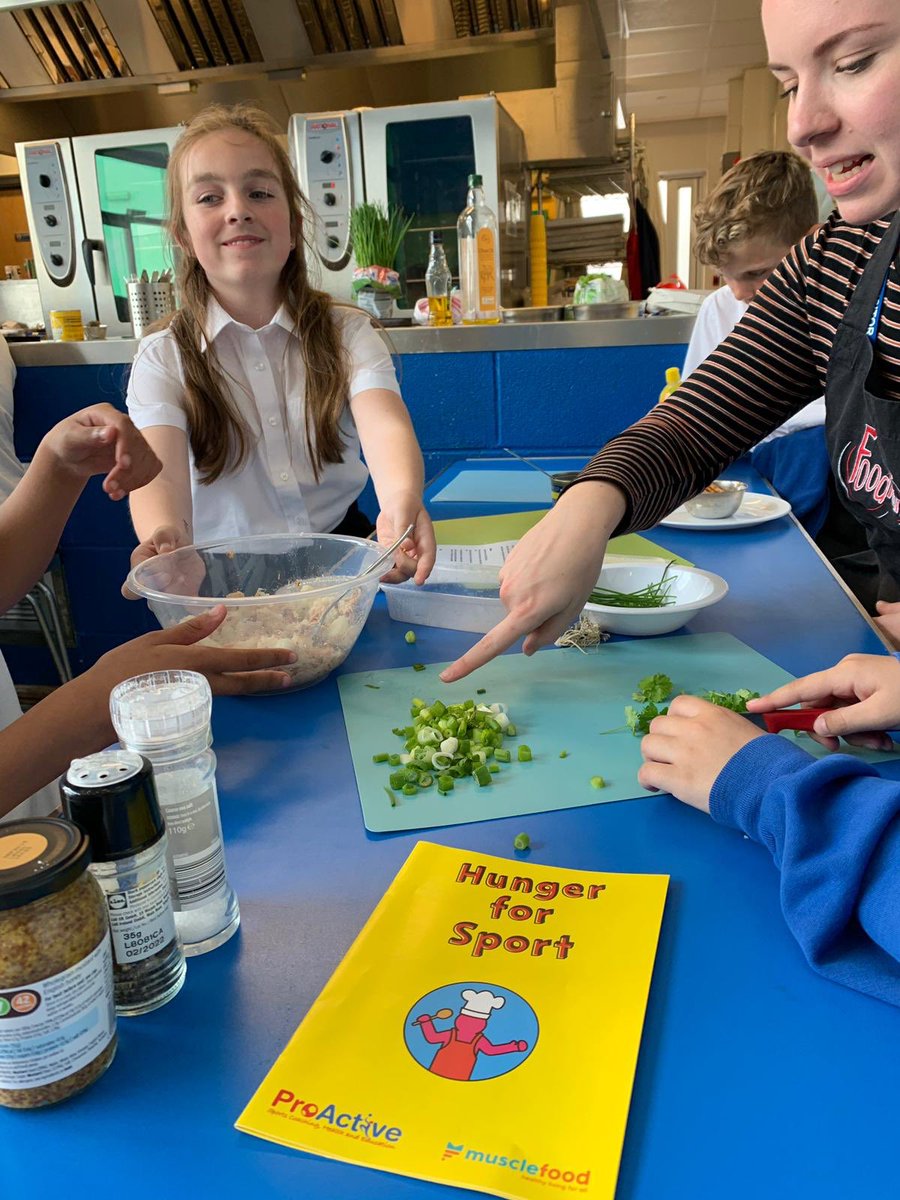 ProActivePlym's tweet image. Our amazing Hunger for Sport programme is once again educating young people on how to make healthy meals and that being active is fun!!  @AllFoodIsFun @MuscleFoodUK @DrCPettingerRD @foodplymouth
