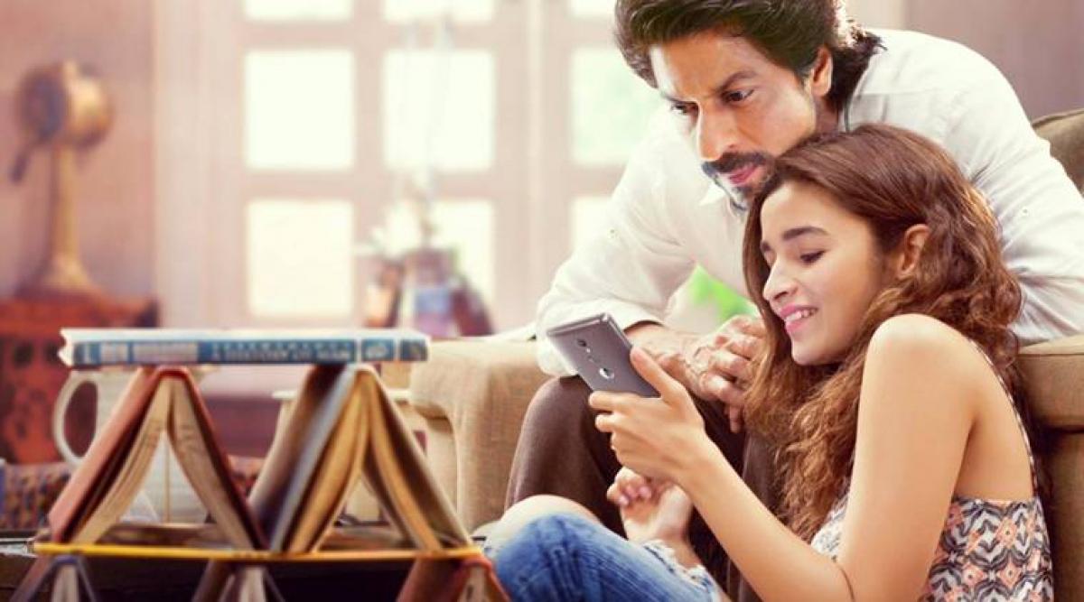 Dear Zindagi.La vie de Kaira lui échappe un peu, que ce soit en amour ou dans sa famille. Elle décide de débuter une thérapie avec le docteur Khan aux méthodes atypiques.