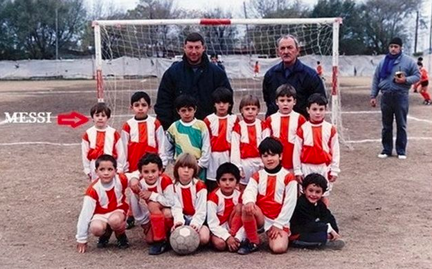 tadsh's tweet photo. 4. O apoio veio de Célia, avó materna, que disse as já míticas palavras

“Deixe o menino jogar”

e assim o pequenino Messi pode treinar na escolinha, com 4 anos!!! #MessiFacts #Messi32 https://t.co/krsWPPrqMM