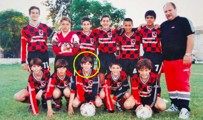 tadsh's tweet photo. 5. O primeiro time pelo qual o Messi jogou foi o Newell´s Old Boys, clube da cidade de Rosário. #MessiFacts #Messi32 https://t.co/TO1S1XDaFE