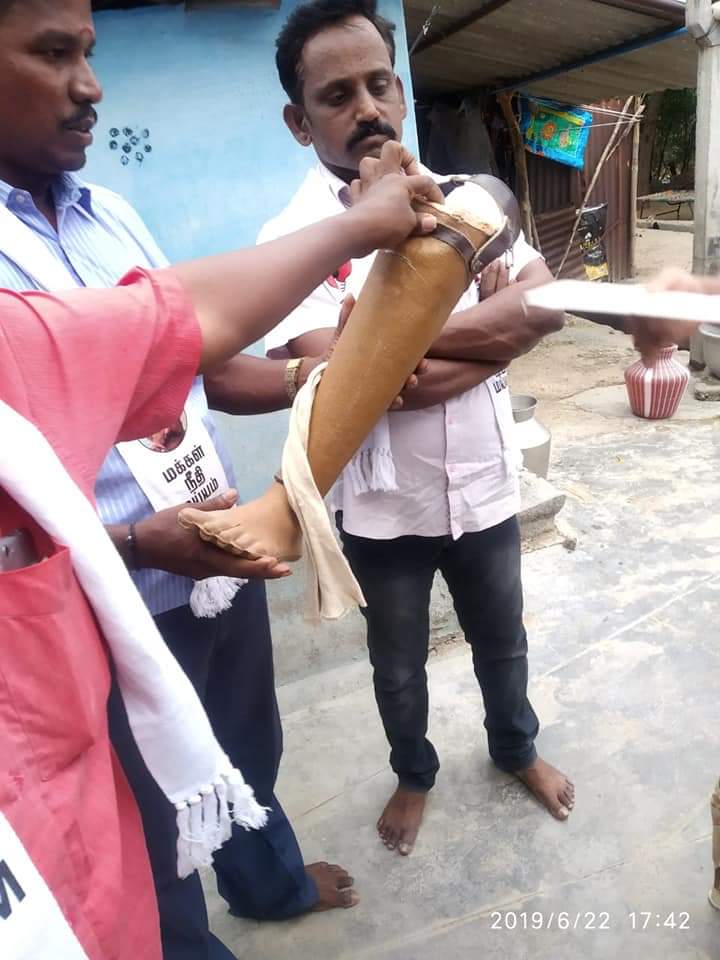 Maiam_Mediaa's tweet photo. ஸ்ரீவில்லிப்புத்தூர் கோட்டையூர் தாலுகாவை சார்ந்த முத்துப்பாண்டி என்ற இளைஞர் விபத்தில் சிக்கி ஒரு காலினை இழந்தார்.அவருக்கு செயற்கை கால் வழங்கி, பட்டப்படிப்பிற்கு ஆகும் செலவில் முதற்கட்டமாக ரூ. 15,000 விருதுநகர் #மக்கள்நீதிமய்யம் பொறுப்பாளர் காளிதாஸ் வழங்கினார்.
#MakkalNeedhiMaiam https://t.co/Rc9tTWtDQA