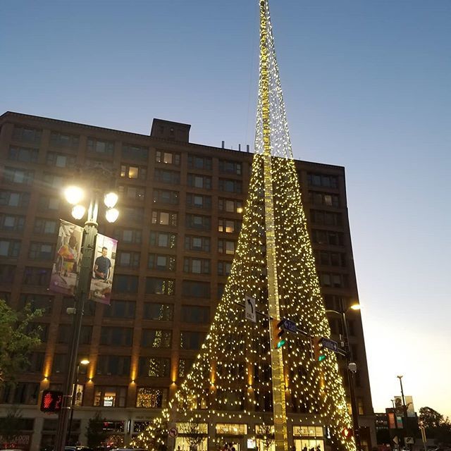 BirnbaumCompany's tweet photo. Our liberty pole will greet jazz fest visitors all week. The original liberty pole was created in 1846. @sibleysquare 
#realestate #commercialrealestate #propertymanagement #propertymanager #propertyinvestment #investmentproperty #commercialproperty #rea… https://t.co/pjWICV4TMk https://t.co/5e8p4VHehD