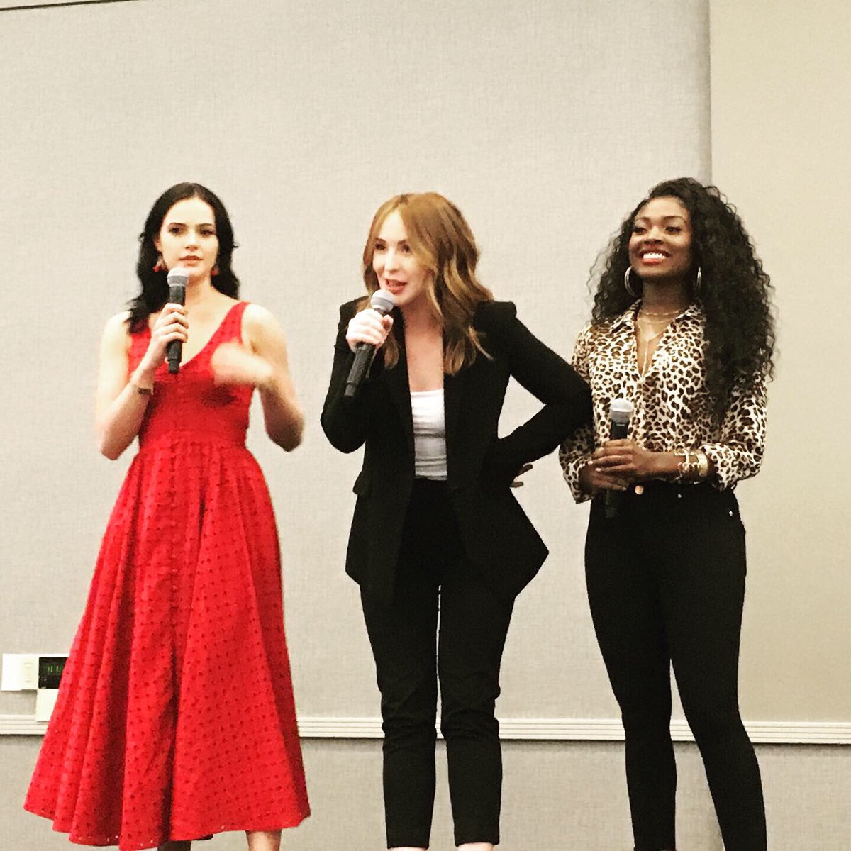 narf83's tweet photo. #YRfanEvent #YRFanEvent2019 Flawless and fabulous! 👑 https://t.co/WNOz6jBDZ7