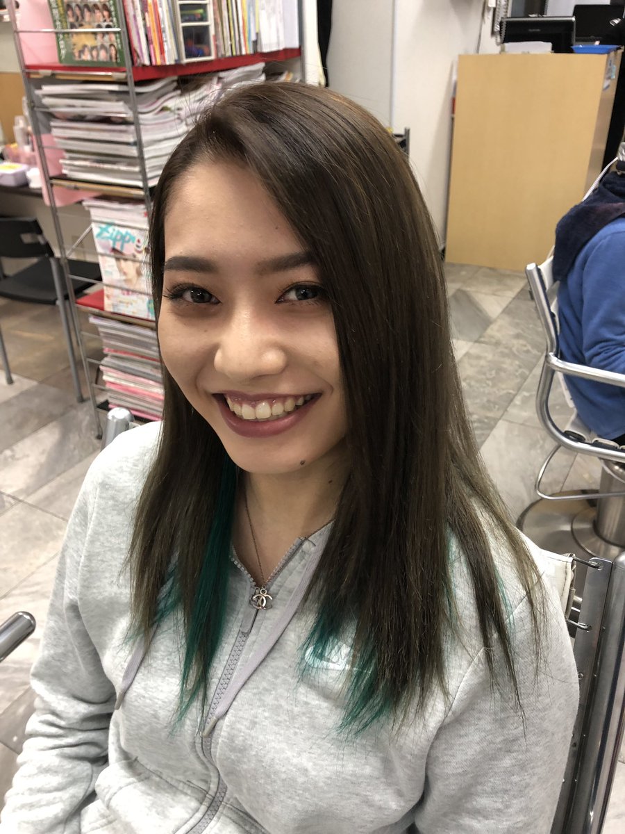 ストロベリーロックス 赤羽カラー専門店 Twitter પર 本日のヘアカラー トップをトーンダウンしつつハイライトっぽく見えるようにワンカラー でミルフィーユカラーをしてインナーを濃いめのミントグリーンでアクセントを入れた欲張りカラー アッシュ系のブラウンと