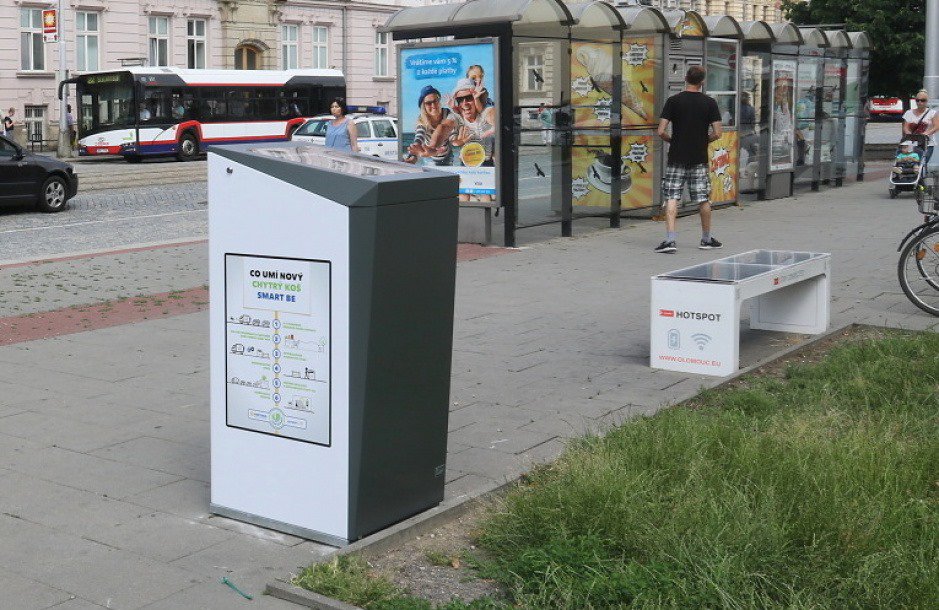 mesto_OLOMOUC's tweet photo. Olomouc testuje chytré odpadkové koše.👏👏
Na šest měsíců nahradí běžné nádoby na odpad u hlavního nádraží a na třídě Svobody. Koše disponují vlastním lisem, solárním panelem a jejich zaplněnost lze sledovat na dálku.
https://t.co/g1ANIj08qy
#olomouc #smartcity #odpad https://t.co/4KpNoGgeT0