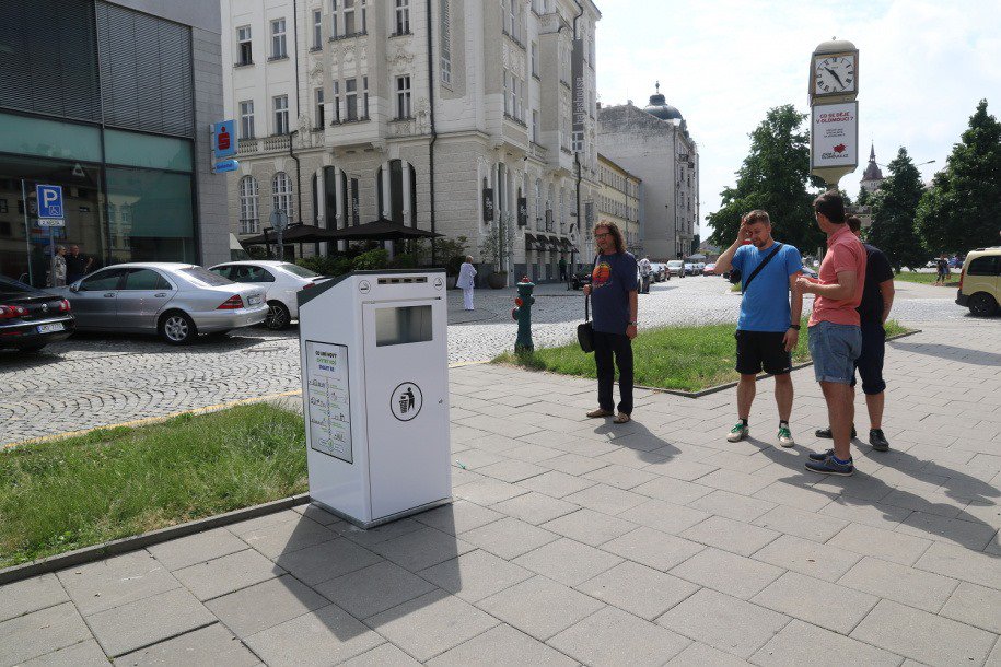mesto_OLOMOUC's tweet photo. Olomouc testuje chytré odpadkové koše.👏👏
Na šest měsíců nahradí běžné nádoby na odpad u hlavního nádraží a na třídě Svobody. Koše disponují vlastním lisem, solárním panelem a jejich zaplněnost lze sledovat na dálku.
https://t.co/g1ANIj08qy
#olomouc #smartcity #odpad https://t.co/4KpNoGgeT0