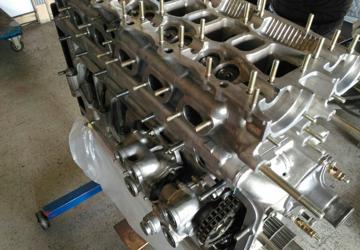 TFerrariide101's tweet photo. F113エンジン シリンダーヘッド搭載です。だんだんエンジンが重くなってきました。エンジン台が心配です。突っ張り棒しながら組み付けていきます。各スタッドボルトは再メッキしたので綺麗です。
#F113 https://t.co/IXLBQw20ED