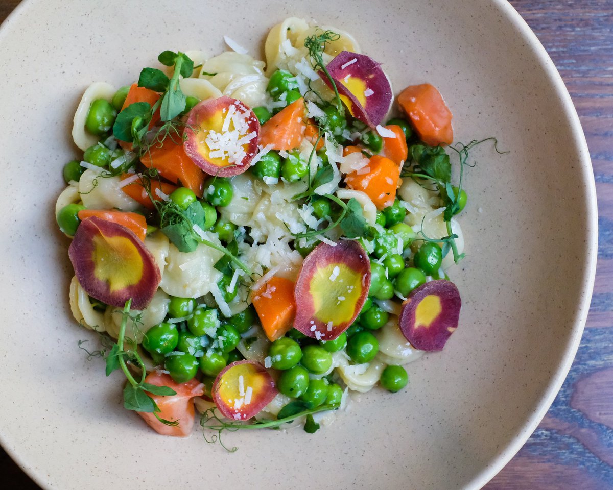 Forget the Monday blues! This gorgeous orecchiette is on our L’Express lunch menu (appetizer + entree + dessert to go in 45 minutes!). Who’s in?