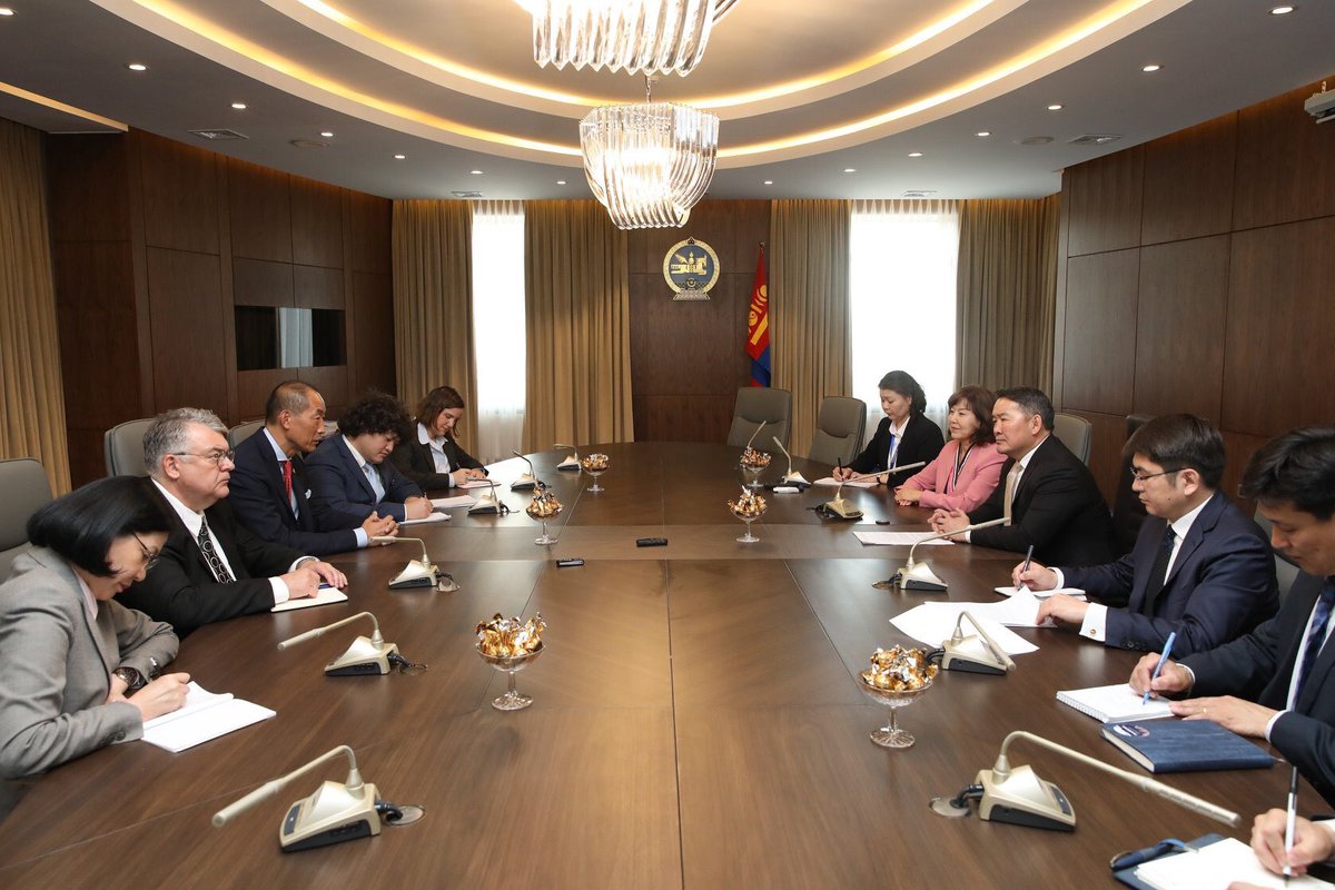 "МУ иргэдийнхээ ЭМ-ийг түвшитгэх олон санаачилгыг хэрэгжүүлж ирсний нэгэн амжилттай жишээ бол "Элэг бүтэн Монгол" хөтөлбөр. 2 жилийн дотор төрөлхийн тэмбүүг зогсоох зорилтыг тавьсан нь мөн талархууштай байна" хэмээн Др Касай МУ-ын Ерөнхийлөгч Х.Баттулгад онцгойлон баяр хүргэв.