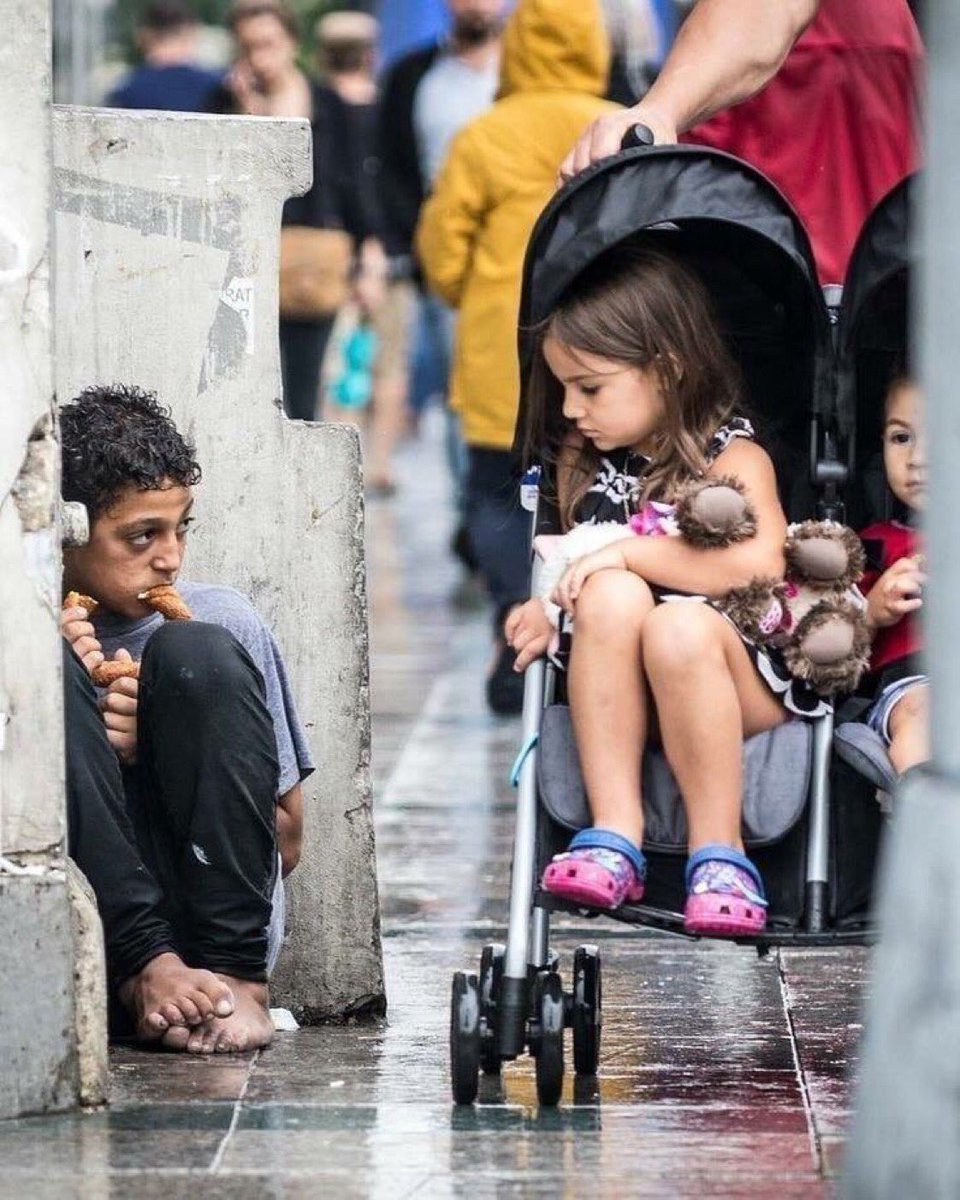 4naseir's tweet photo. لم أكن أعلم أن هنالِك صورةً تقوى على إيذائي مثل هذة الصورة ، جعلتني أؤمن بأن الفقر هو أسوأ أنواع العُنف .💔 https://t.co/88LU0hNT8r