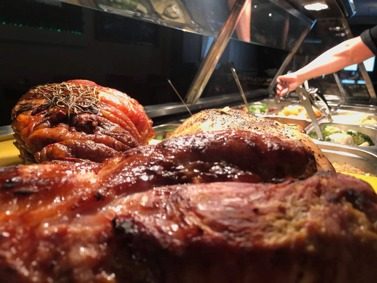 Fresh, delicious and prepared daily by our lovely chefs, our traditional carvery is not to be missed 😋 Available from 12pm Monday to Sunday #Lunchtime #Cork