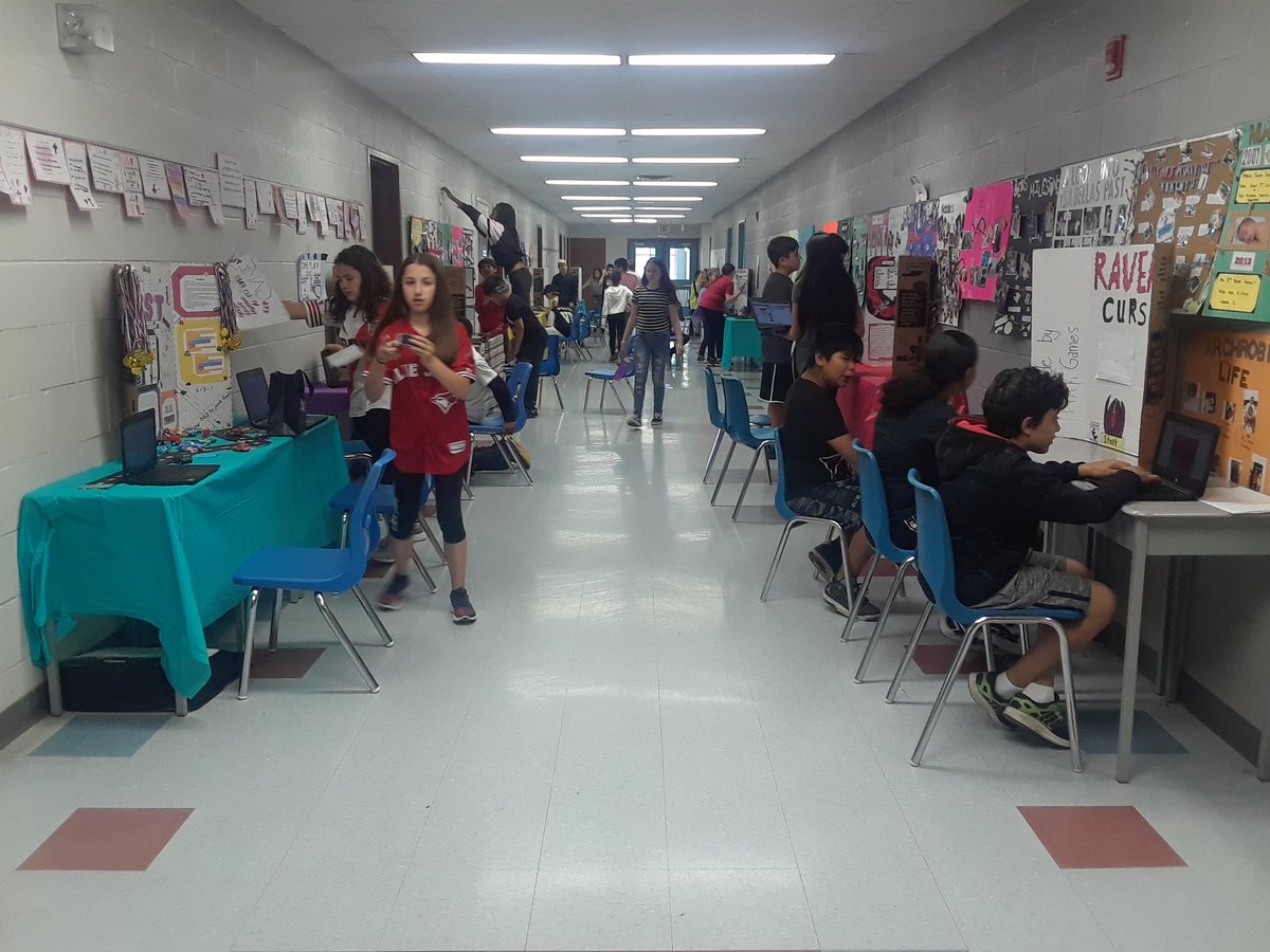 3MericiDPCDSB's tweet image. Grade 5 and 6s preparing for our first #codingquest video fair @TLPCanada