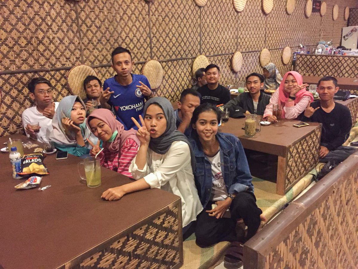 ATMagelang's tweet photo. Hasil Meet Up bulanan, kemarin sore.
Dikarenakan yang sedang kuliah pada berangkat KKN, minus banyak banget. :((
Terima kasih untuk yang sudah hadir.
Semoga bulan depan, bisa bertambah dan pada punya waktu luang.

#AnakTwitterMagelang
#MariBertemanMagelang
#MeetUp3 https://t.co/nYgy1yciFI