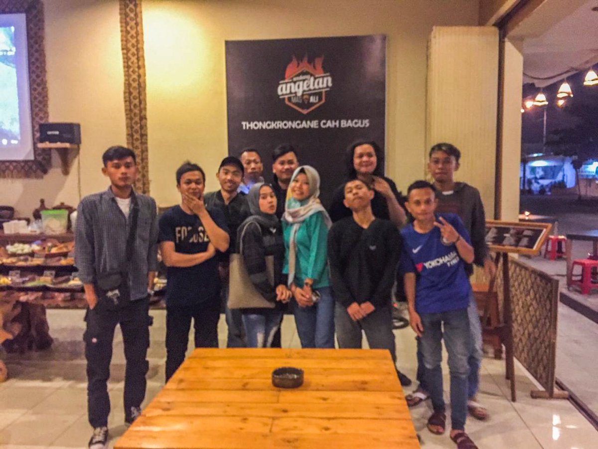 ATMagelang's tweet photo. Hasil Meet Up bulanan, kemarin sore.
Dikarenakan yang sedang kuliah pada berangkat KKN, minus banyak banget. :((
Terima kasih untuk yang sudah hadir.
Semoga bulan depan, bisa bertambah dan pada punya waktu luang.

#AnakTwitterMagelang
#MariBertemanMagelang
#MeetUp3 https://t.co/nYgy1yciFI