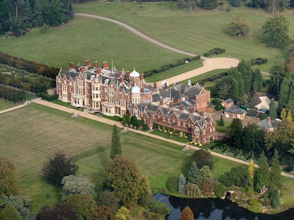TheHolidayCots's tweet image. Visit Sandringham Estate when you stay at Lavender House in Norfolk. Sandringham is the much loved country retreat for Her Majesty The Queen &amp;amp; is certain to be a royal day out for you too.
Sleeps 1-12
theholidaycottages.co.uk/Norfolk/13081
#SandringhamEstate #Norfolk #DayOut #TheQueen