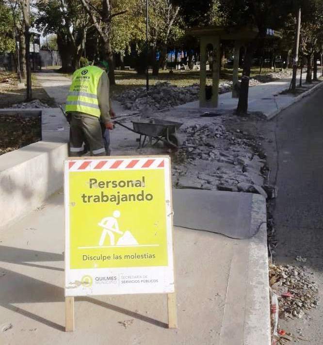 PublicosQuilmes's tweet photo. 👷🌳 La Subsecretaría de Servicios Públicos continúa con las tareas de mantenimiento y embellecimiento de los espacios públicos. Colaboremos con su cuidado! https://t.co/9mXw5nSSkh