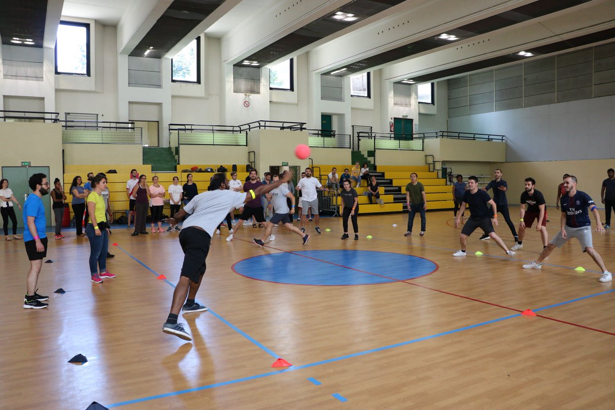 GroupeSmile's tweet photo. Dernière épreuve des Olympiades dans les agences Smile : la balle aux prisonniers ! Les talents de précision et de coopération étaient indispensables pour la victoire. Vous aussi, rejoignez-nous et participez à la prochaine édition https://t.co/M0WPGtiFqO #SmileWithUs #SmileIsFun https://t.co/pDPwCo6RZe