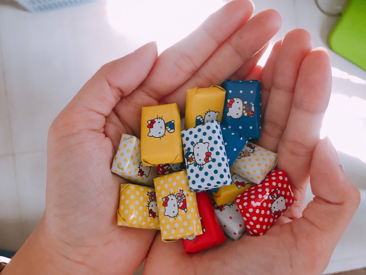khaeyakreview's tweet photo. ซื้อเพราะแพกเกจจิ้งล้วน ๆ กล่องคิตตี้น่ารักเกินห้ามใจ เอาไว้ใส่ของก็ได้ แถมมีช้อกโกแลตนมมาให้กินฟิน ๆ พร้อมสติกเกอร์ลายคิตตี้ 4 ลาย ราคา 39฿ 

พิกัด : เซเว่น 

#รีวิวเซเว่น #แค่อยากรีวิว #ไว้รีวิวห้ามขายของโว้ยยย https://t.co/5gAv00FmMV
