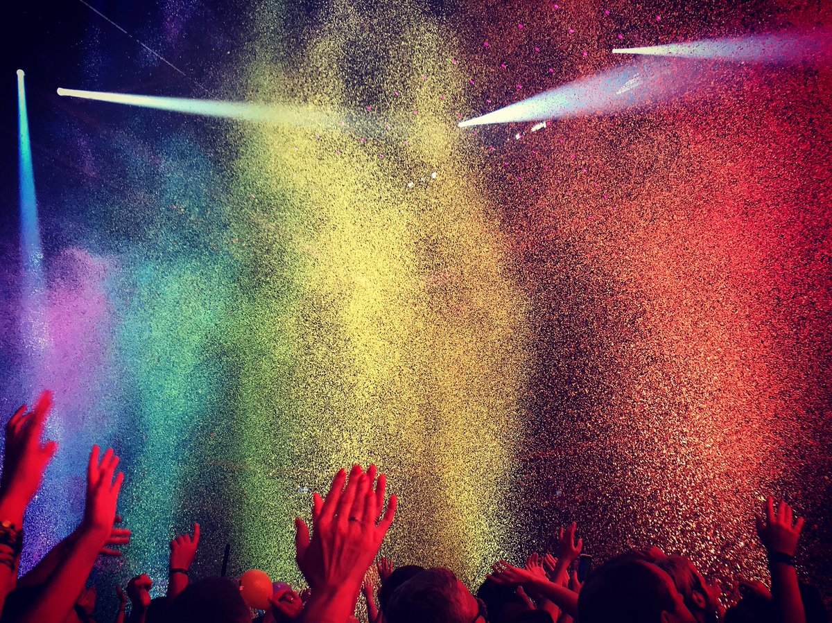 luciietaq's tweet photo. Aucun mots pour décrire cette soirée! Merci!😍❤️ @nicolasirkis  @indochinetwitt  #LaDernièreVague https://t.co/ub3KvpQEwt