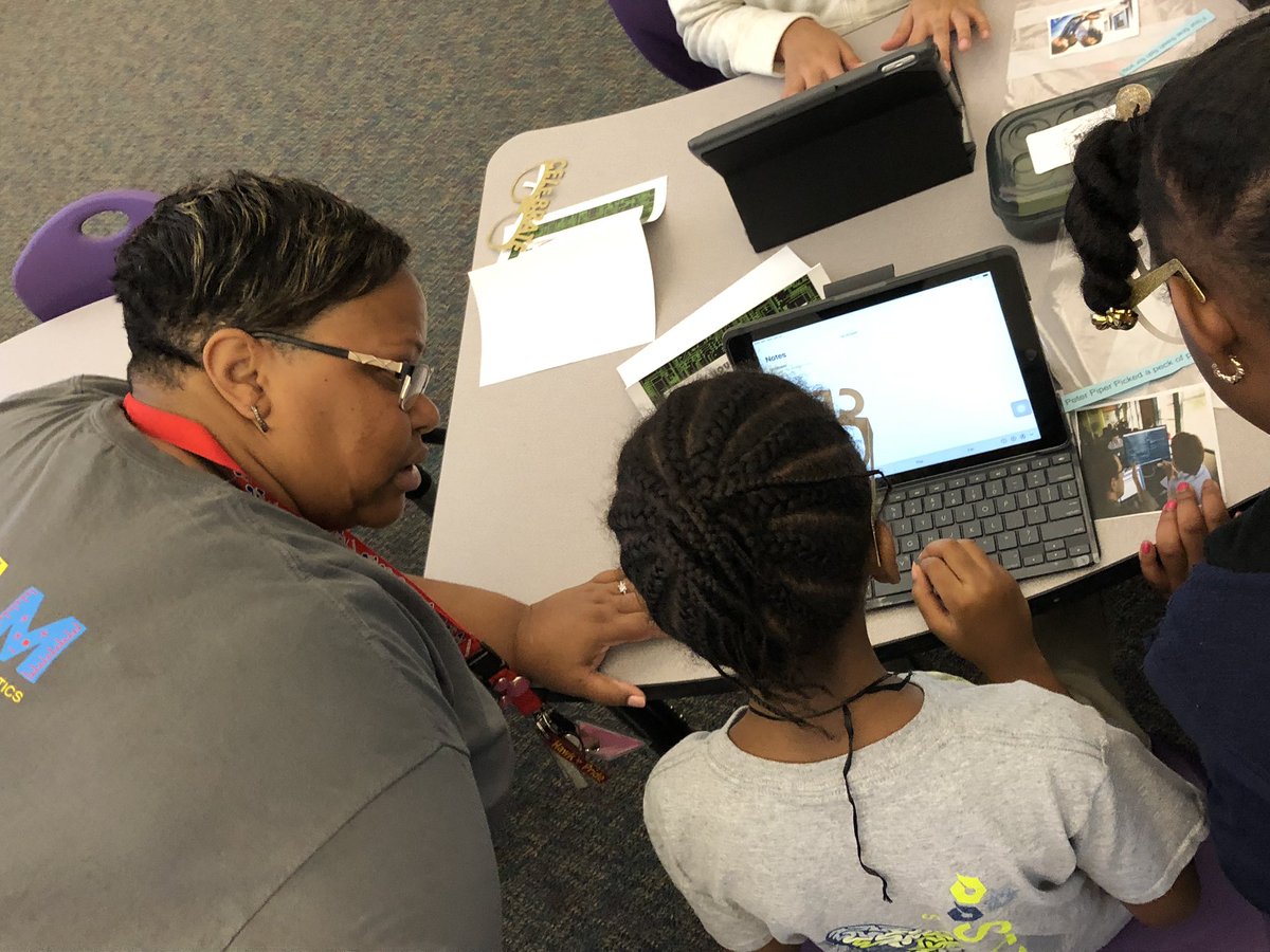 MsAyersGrad's tweet image. Look closely at the pictures. What do you think a Developer is? What do you think their job entails? @Alexander_AISD #AliefCodingCamp #AliefCodes  #EveryoneCanCreate @AliefTech