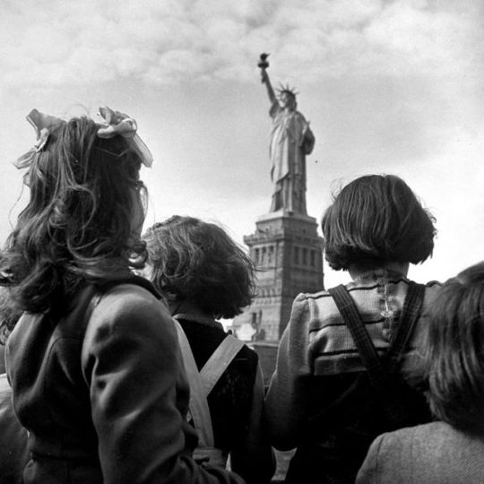 Intornoai50's tweet photo. Refugee children in 1946 gazing at Statue of Liberty from the railing of a boat
#MondayStatue https://t.co/ugJodtRgH1
