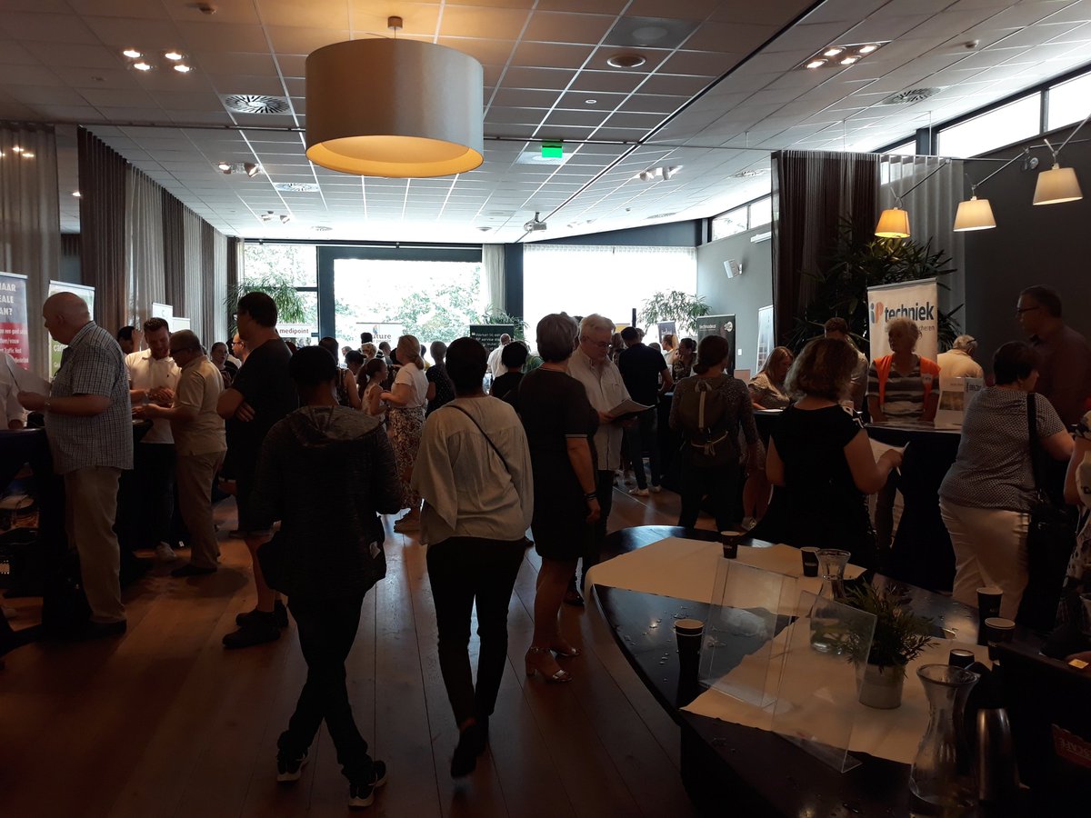 Senzer_'s tweet image. De Workdate wordt goed bezocht door mensen die op zoek zijn naar een nieuwe baan! 40 werkgevers en uitzendbureaus zijn aanwezig met verschillende vacatures voor de werkzoekenden. Ook kun je er advies krijgen over hoe je het beste een CV kan opstellen. #workdate #kansengrijpen