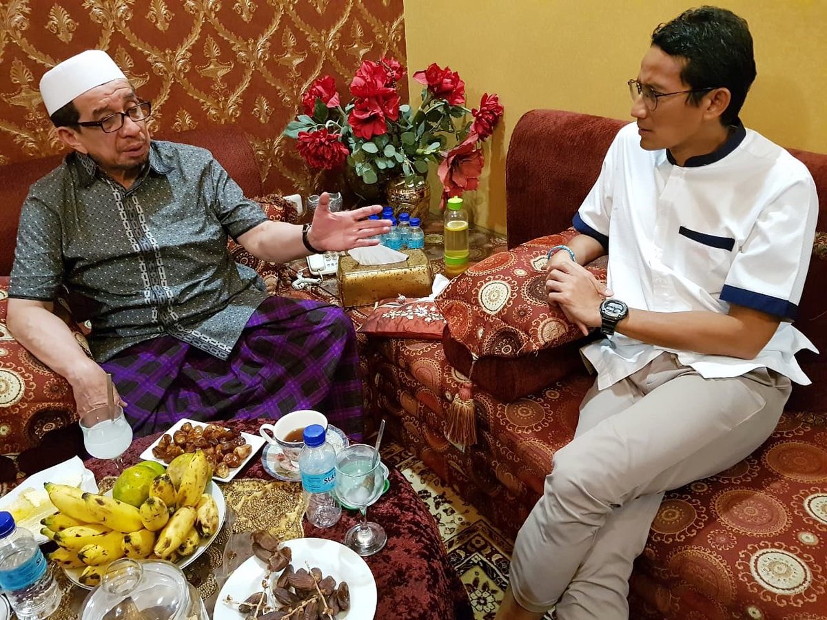 sandiuno's tweet photo. Sambil menyantap hidangan berbuka puasa, saya dan Habib Salim Segaf Al-Jufri saling update perkembangan dan juga saling bertukar pikiran serta gagasan. Pada intinya, kami mempunyai pandangan yang sama, kami ingin keadilan secara sungguh-sungguh ditegakkan dengan baik. https://t.co/YjvAIqat13