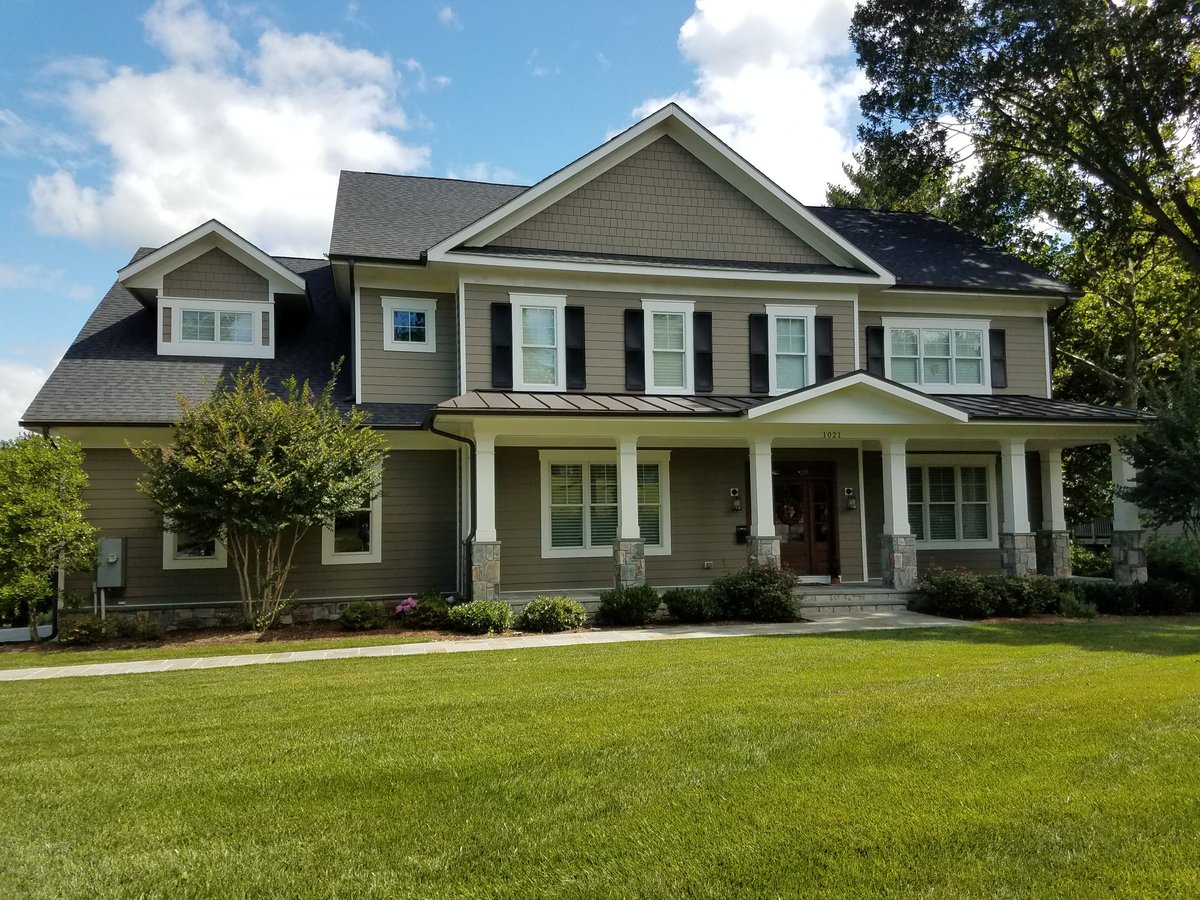MastershieldDMV's tweet photo. Debris and overflow causing issues to this #ViennaVA home. #mastershieldgutterprotection to be installed and eliminate the issue! #mastershielddmv #gutterguard #gutterprotection #homeimprovement #homeexterior https://t.co/upPM12YGzU