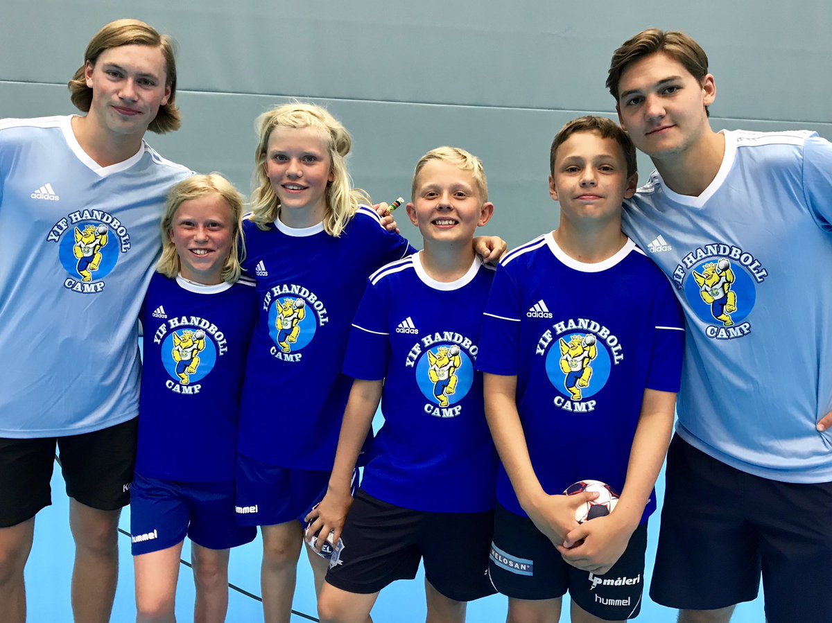 Fyra grabbar från våra 07- och 08-lag på plats på <a href="/yifcamp/">YIF Handboll Camp</a> denna vecka.
Idag var det tema passningar med <a href="/JHallbck/">Jerry Hallbäck</a> på förmiddagen och tema finter med <a href="/valterchrintz/">valter chrintz</a> och <a href="/luddehall/">Ludvig Hallbäck</a> efter lunch.
Hallbäck Sr fick leva med att det var coolare att tränas av yngre generationen.😉