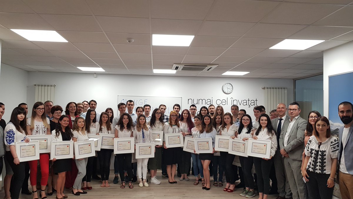 OrangePR_ro's tweet photo. .@orangeromania sarbatorim 22 de ani de #OrangeEducationalProgram alaturi de cea mai noua promotie de absolventi. Felicitari viitoarei generatii de specialisti 👏 https://t.co/q2rW12NKtA