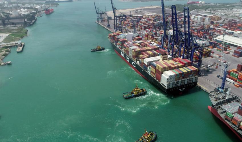 GrupoT21's tweet photo. ⚓#Marítimo: Altamira recibe al buque portacontenedores más grande de su historia https://t.co/NSsi3zxe8U
Por #RedacciónT21 #GrupoT21 #20Años #AniversarioT21 #MidstreamForum2019 #MF19 #Puertos #PuertoDeAltamira #APIAltamira #PortaContenedores #ATP https://t.co/jStvX2sQtn https://t.co/BNKICufHbT