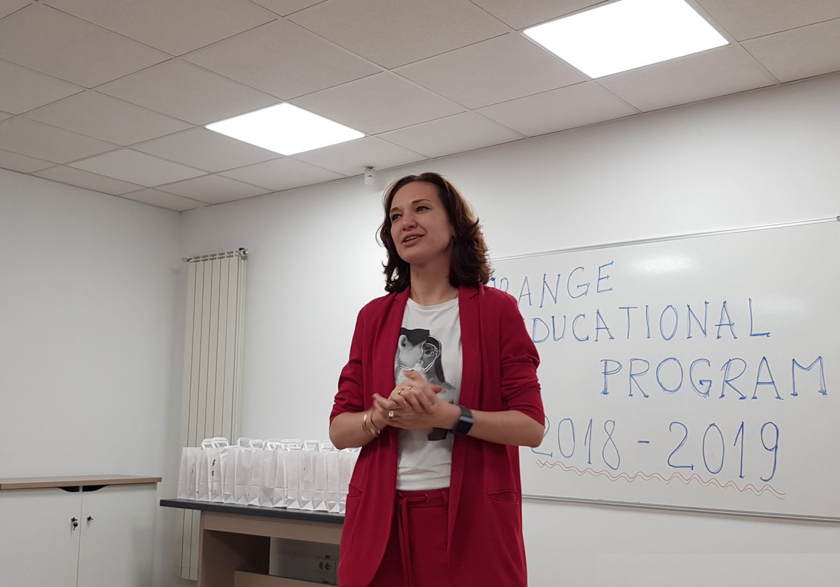 OrangePR_ro's tweet photo. .@orangeromania sarbatorim 22 de ani de #OrangeEducationalProgram alaturi de cea mai noua promotie de absolventi. Felicitari viitoarei generatii de specialisti 👏 https://t.co/q2rW12NKtA