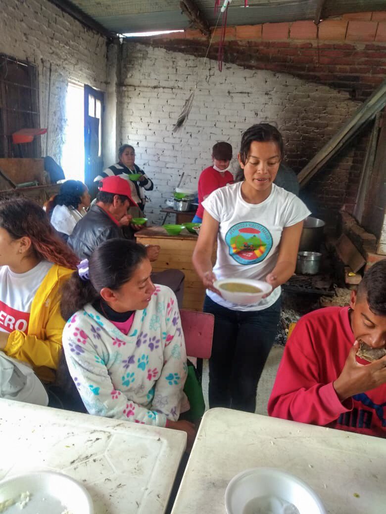 #ParticipaciónComunitaria 🙌| Los vecinos del barrio El Paraíso al sur de #Bogotá, junto al Colectivo <a href="/colombiaypaz18/">Colombia y Paz</a> se sumaron para replicar #SolucionesInteligentes. Limpiaron, pintaron y cerraron el día con la solución #Compartir 🍲