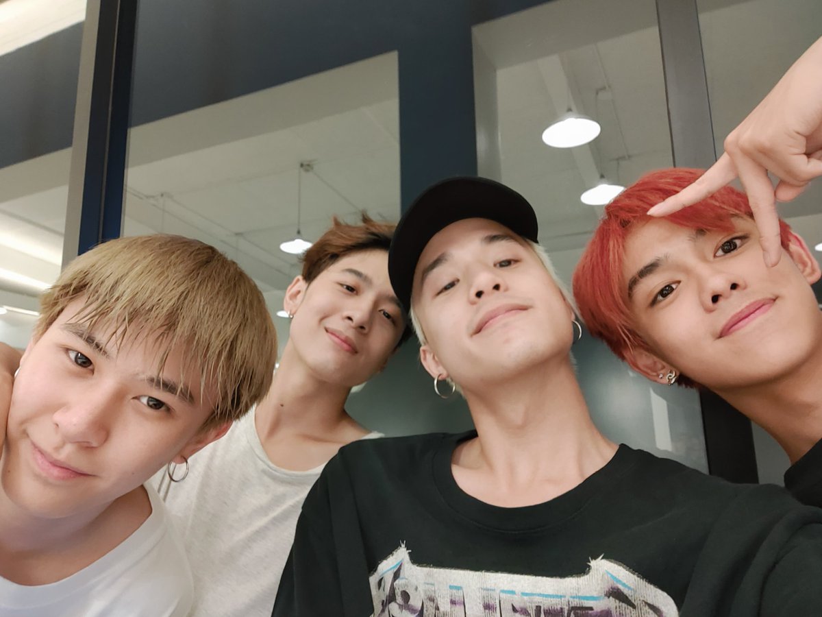 ยิ้มมุมปากซ้าย🙂