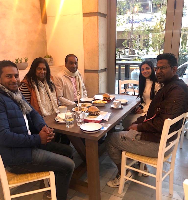 NikosUrbanGreek's tweet photo. Prisant treated his family to the best in Greek street food at Nikos Urban Greek this weekend 🍖🌯🍔🇬🇷 Thank you for the visit Prisant!

#NikosUrbanGreekFood #TheFirs #Rosebank #GreekStreetFood #GreekToGO https://t.co/rLf5qcaIka