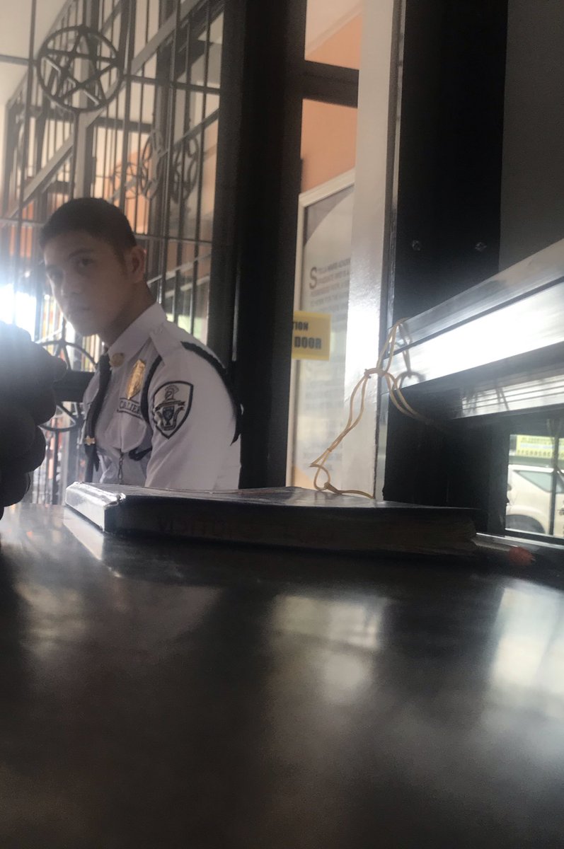 Hi kay kuya milido ata apelyedo nya basta bantay sya sa entrance gate ng Stella Maris wagas mkatitig sakin kanina pogi pa naman eyes to eyes lang naman ang tagal natapos di na ako tumitig sa knya pero nakatitig pa sya sakin sarap i take home HAHAHAHA